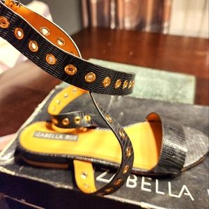 Womans Black flat sandals.